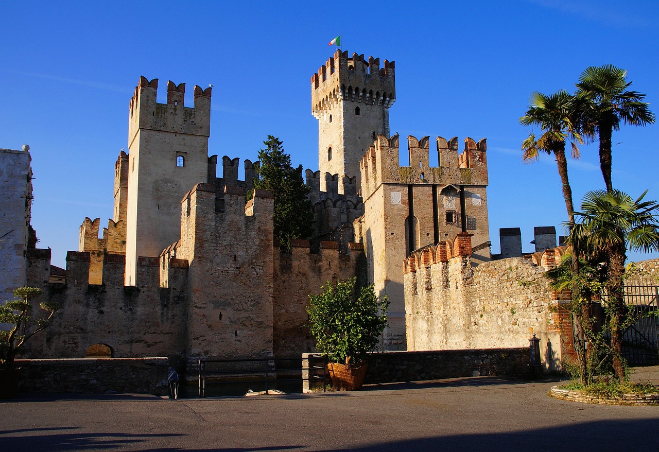 Castello di Sirmione, roccaforte medievale circondata dalle acque del Lago di Garda.
