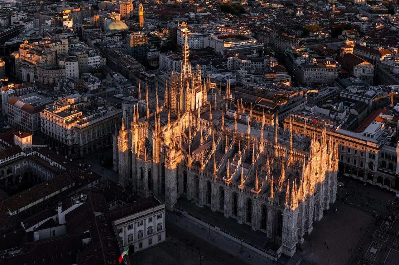 Vista panoramica della città più bella d'Italia, con turisti che esplorano le sue attrazioni nel 2025.