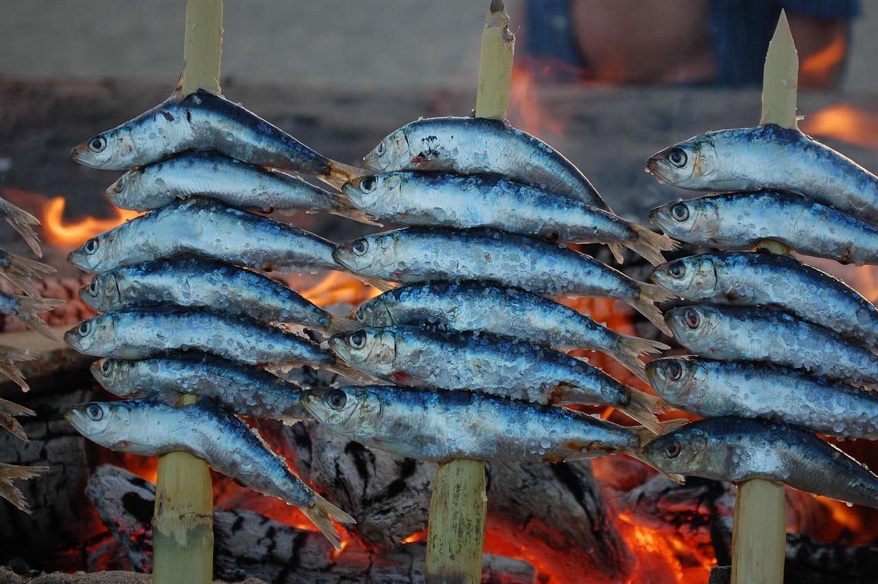 Folla che gusta pesce azzurro fresco durante la sagra a Camogli.