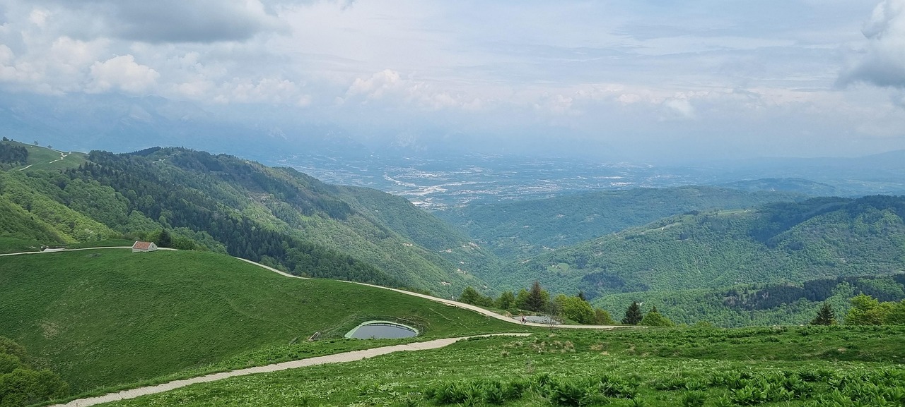 Panorama del monte dei Cappuccini in Piemonte con vista mozzafiato sulla valle circostante.