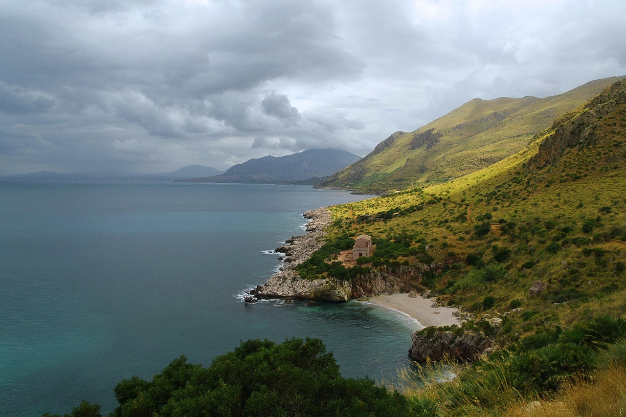 Panorama del parco naturale in Calabria, con alberi verdi e sentieri tra la fauna selvatica.