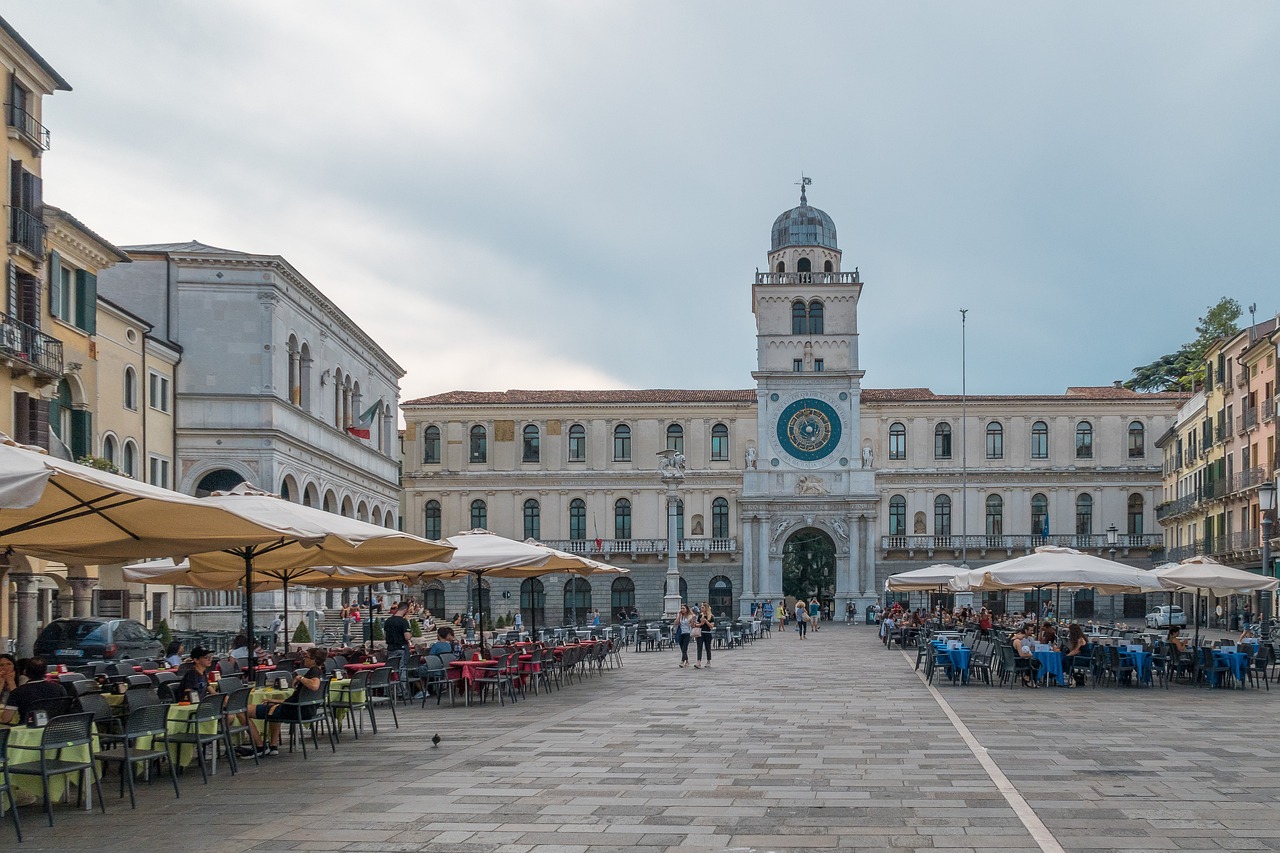 Piazza storica di una città veneta, con architettura affascinante e atmosfera vivace.