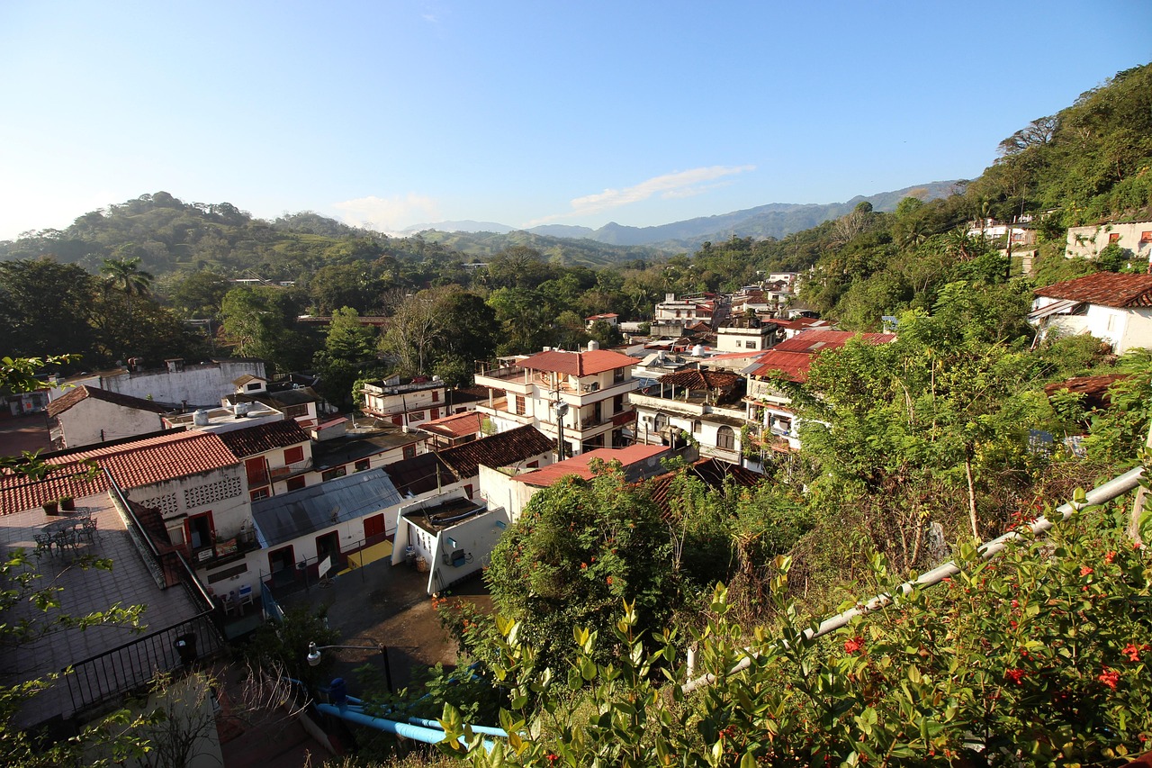 Panorama sereno di un piccolo paese immerso nella natura, ideale per rilassarsi e staccare dalla routine.