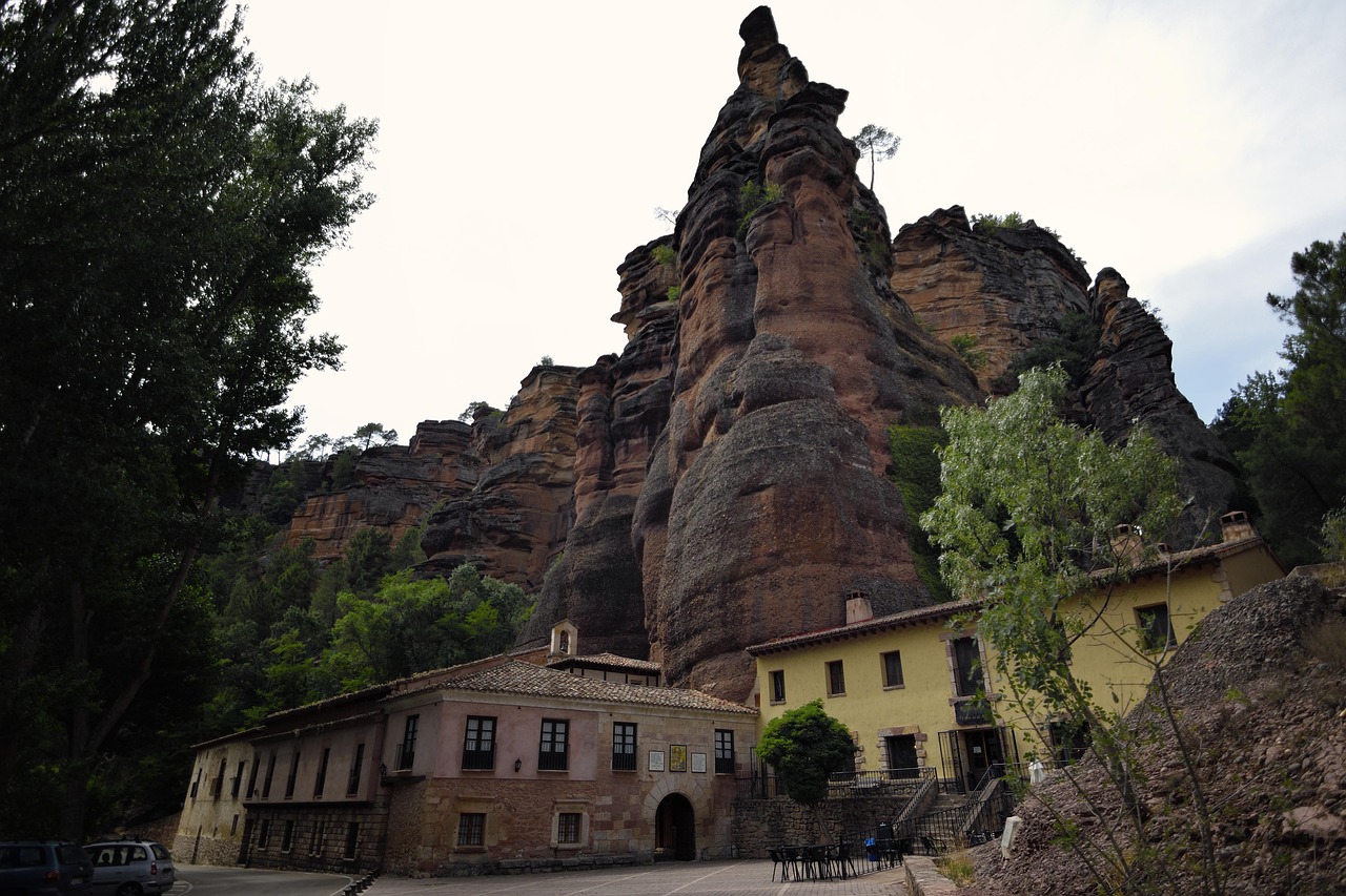 Due persone affrontano una ripida salita in un borgo, indossando scarpe da trekking comode.