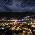 Vista panoramica del villaggio trentino durante il festival con eventi e partecipanti festosi.