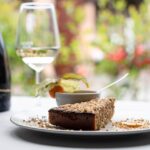 Immagine di un elegante ristorante stellato in Veneto con piatti gourmet e atmosfera raffinata.