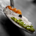 Paesaggio culinario italiano con piatti tipici e ingredienti freschi, simbolo di tradizione e gusto.