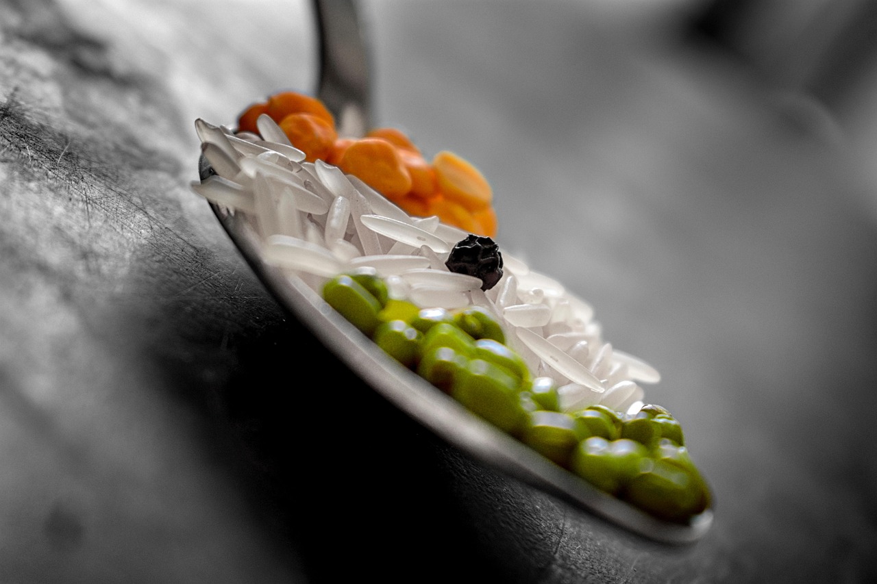 Paesaggio culinario italiano con piatti tipici e ingredienti freschi, simbolo di tradizione e gusto.