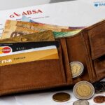 Immagine di un bonifico bancario evidenziato senza causale, con simboli di avvertimento.