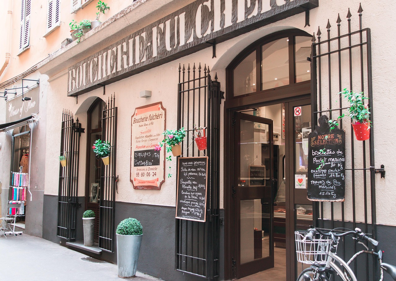 Bistecca fiorentina succulenta servita in un ristorante toscano accogliente.