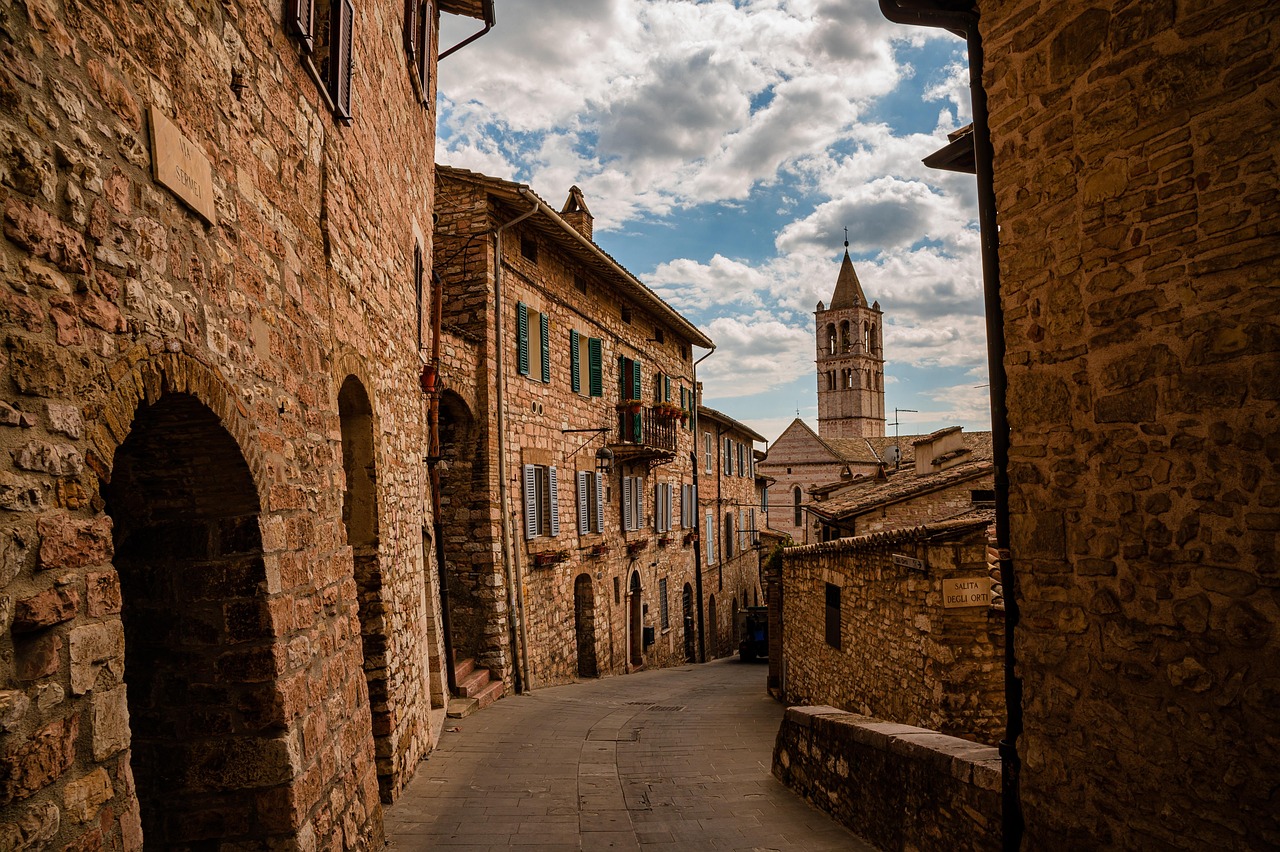Vista panoramica del borgo medievale con stradine acciottolate e edifici storici.