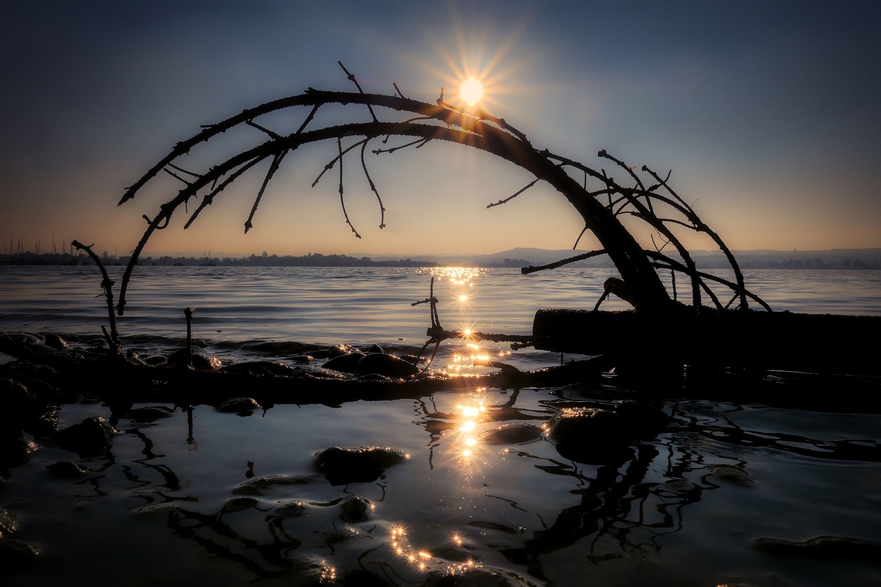 Tramonto infuocato sul lago Trasimeno con le isole sullo sfondo, incanto dell'Umbria.