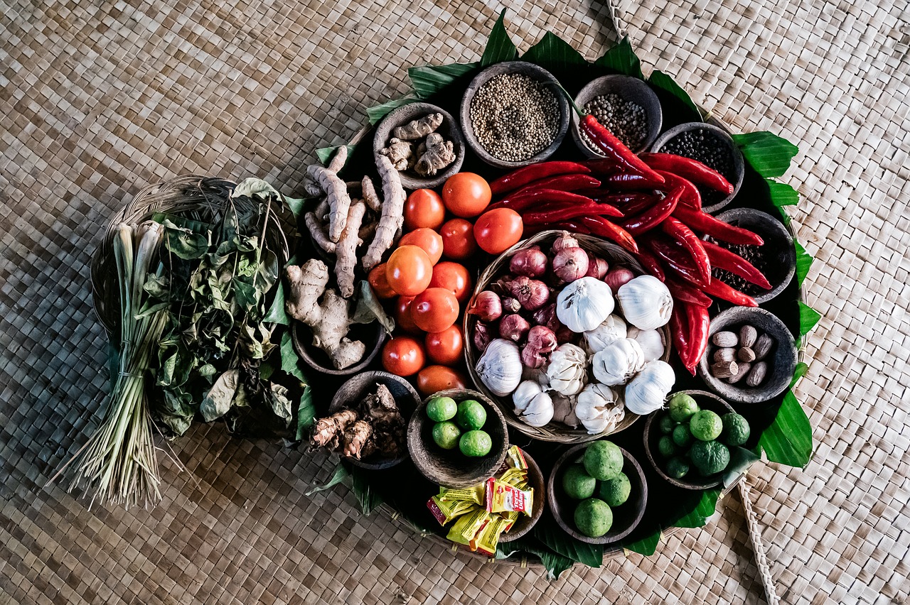 Borgo caratteristico con piatti tipici locali in evidenza, simbolo della sua specialità gastronomica unica.