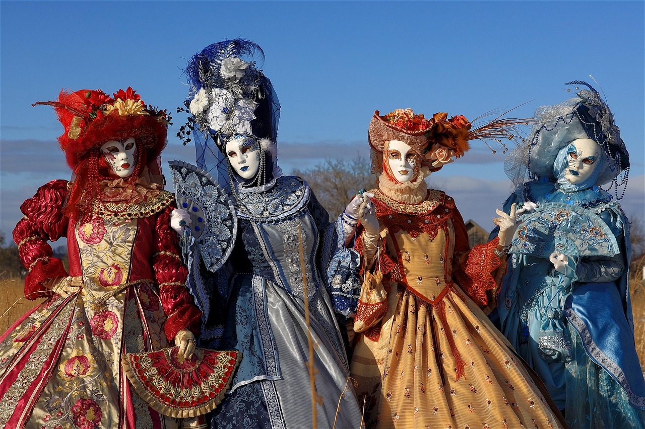 Carnevale tradizionale italiano con maschere colorate e festeggiamenti vivaci.
