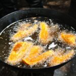 Un piatto di cibo bruciato a causa dell'olio troppo caldo.