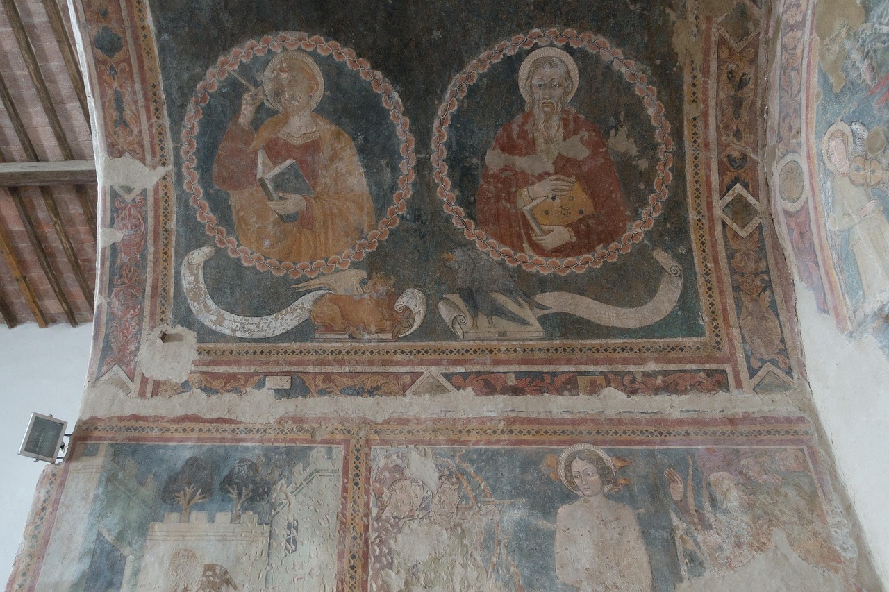 Borgo medievale toscano con affreschi del 1300, suggestivo itinerario storico da esplorare.