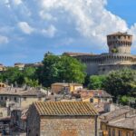 Vista del castello degli Odescalchi sul lago di Bracciano, con divieto di barche a motore visibile in lontananza.