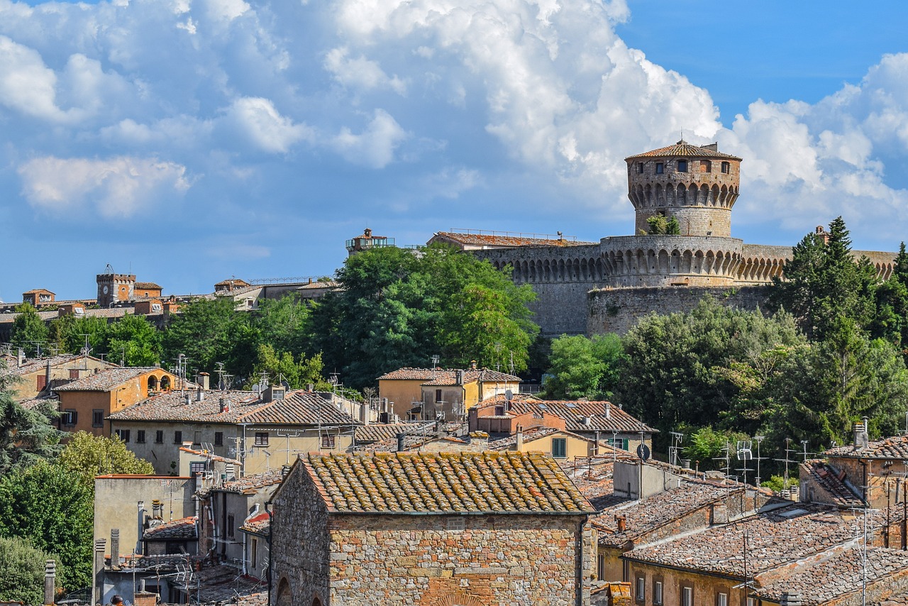 Vista del castello degli Odescalchi sul lago di Bracciano, con divieto di barche a motore visibile in lontananza.