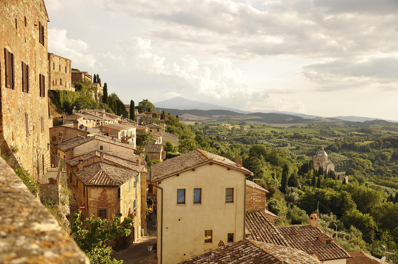 Vista panoramica delle terme toscane con colline verdi sullo sfondo.