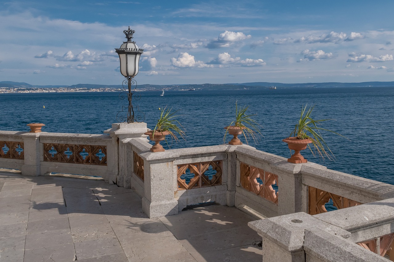 Castello di Miramare a Trieste, con vista panoramica e giardini, amato dalla principessa Sissi.