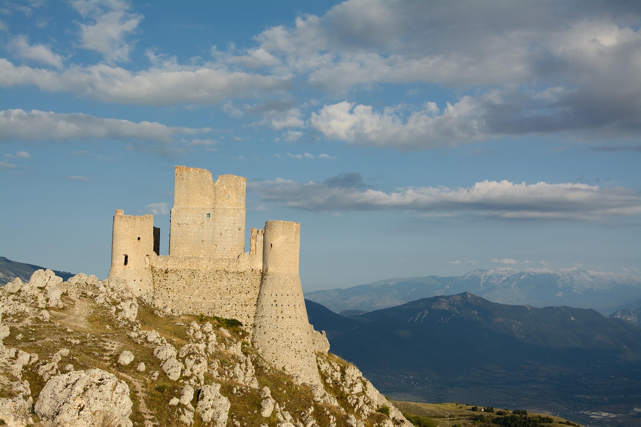 Vista panoramica del castello di Rocca Calascio, la fortezza più alta degli Appennini.