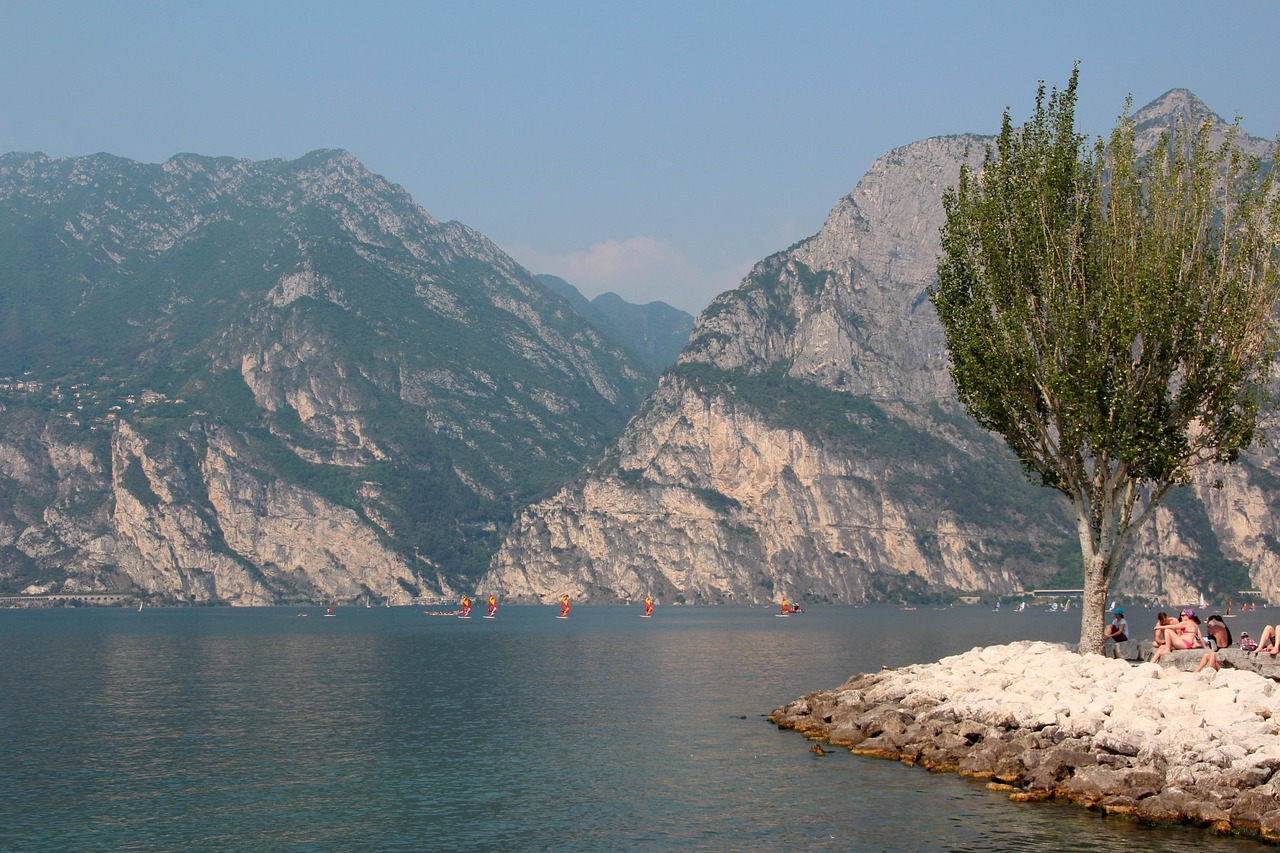Vista panoramica del lago d'Iseo e Montisola, l'isola lacustre più grande d'Europa, senza traffico automobilistico.