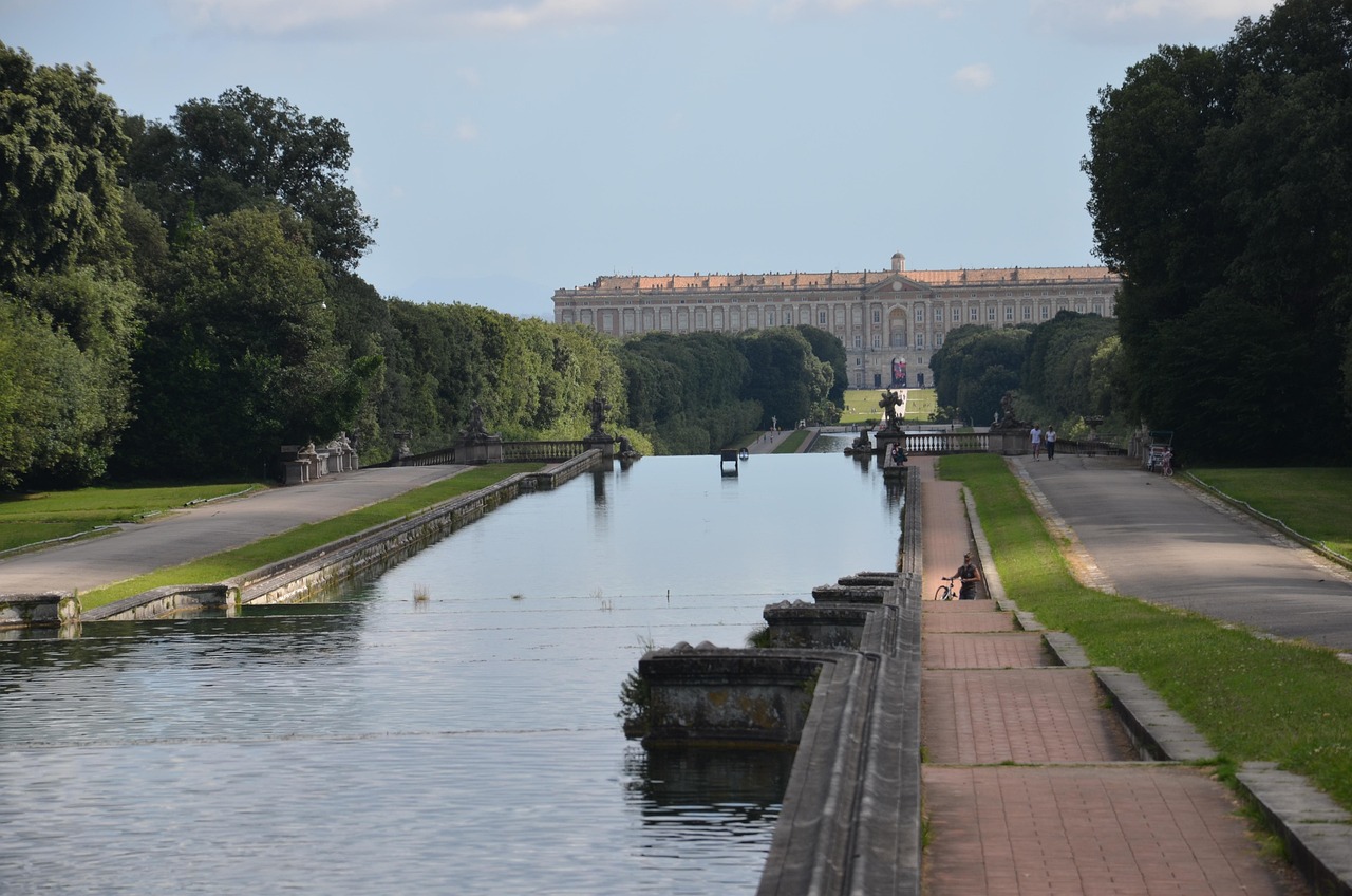 Vista panoramica della Reggia di Caserta con il vasto parco circostante.