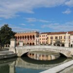 Piazza dei Signori a Treviso, con i suoi storici edifici e l'atmosfera vivace, meta imperdibile per i turisti.