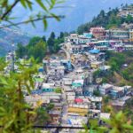 Borgo pittoresco con strade acciottolate e antiche abitazioni, avviso importante per i visitatori.