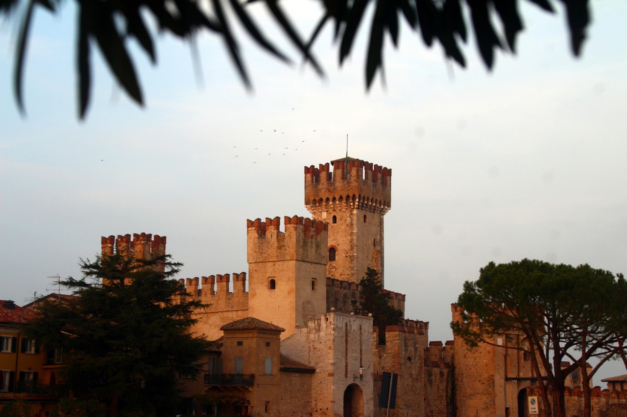 Interno della camera d'oro del castello di Torrechiara, con decorazioni storiche e atmosfera romantica.