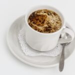 Tazza di caffè bruciato su tavolo, evidenziando errore di preparazione.