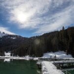 Lago di Carezza con il Latemar che si riflette nell'acqua cristallina delle Dolomiti.