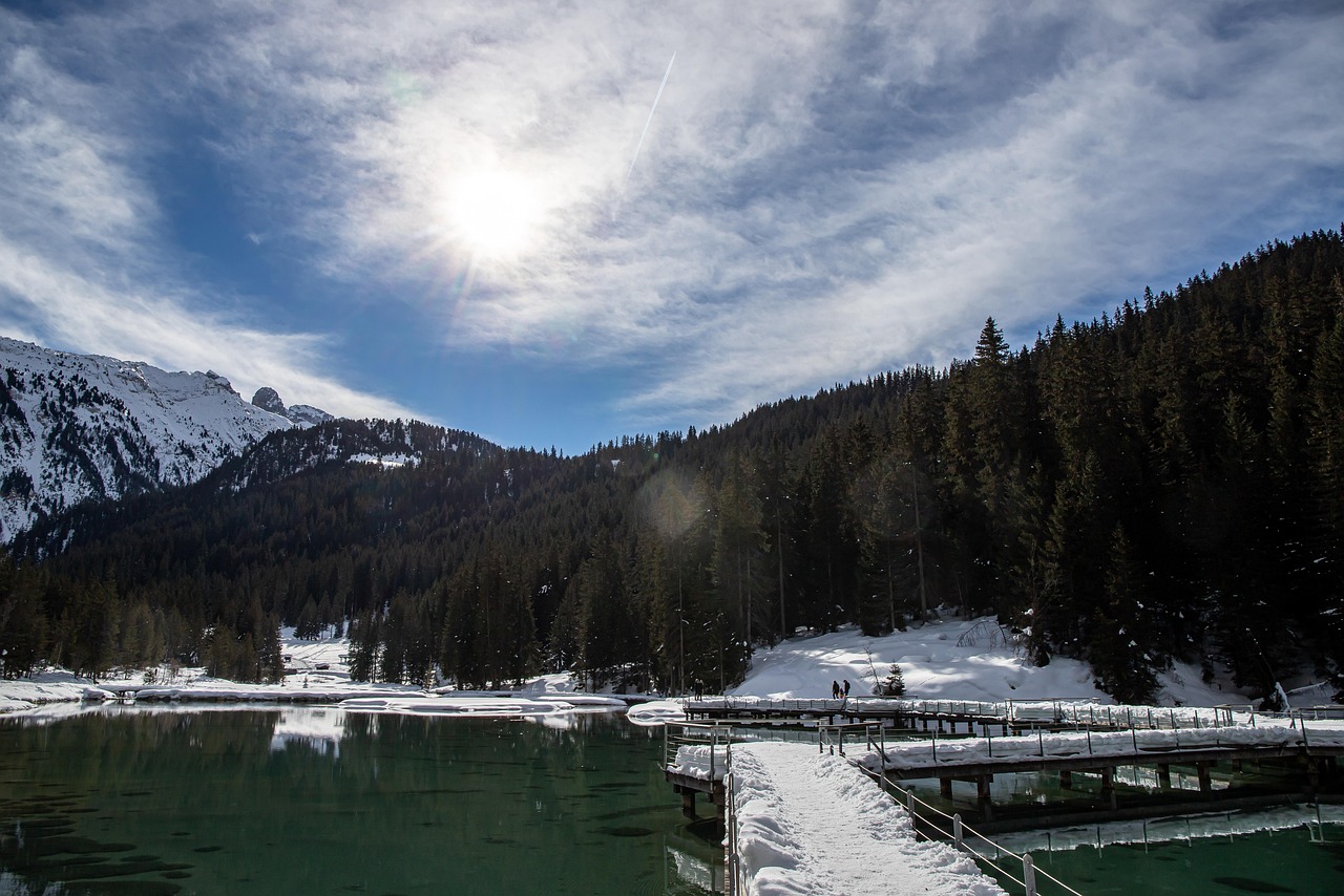 Lago di Carezza con il Latemar che si riflette nell'acqua cristallina delle Dolomiti.