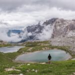 Lago nascosto in Italia, acque cristalline circondate da una vegetazione lussureggiante.