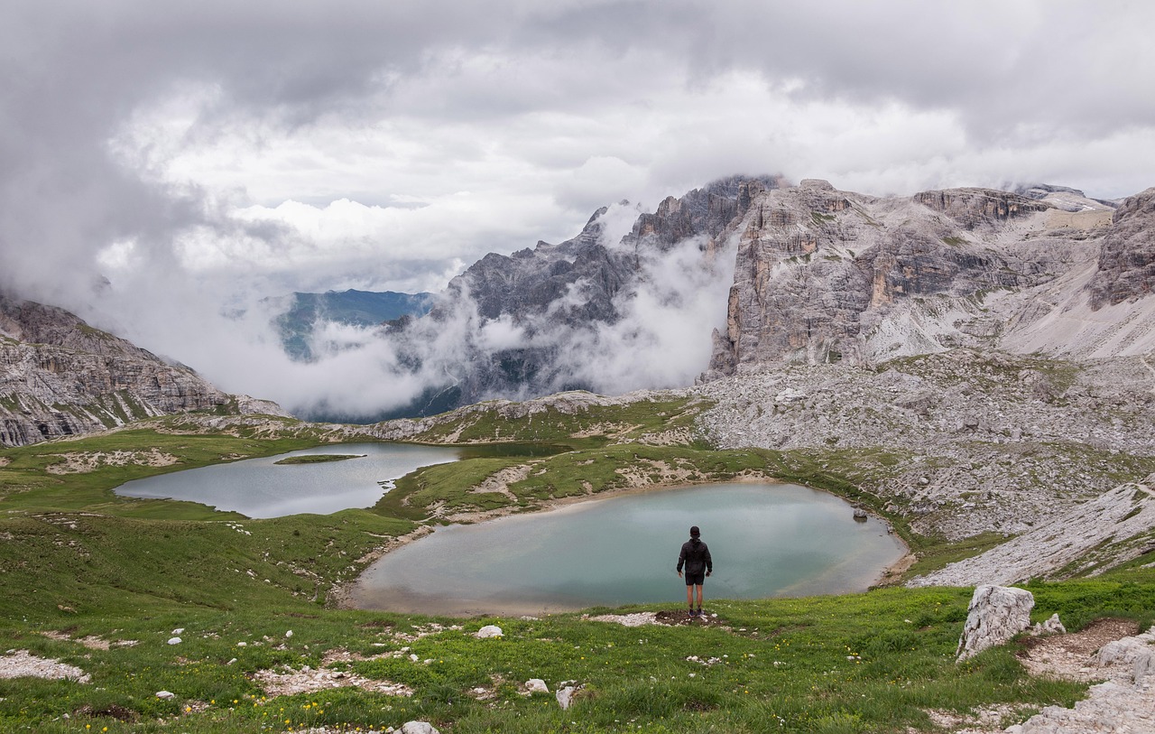Lago nascosto in Italia, acque cristalline circondate da una vegetazione lussureggiante.