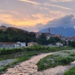 Vista panoramica del borgo pittoresco sul fiume, con architetture affascinanti e paesaggi suggestivi.
