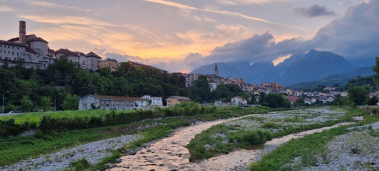 Vista panoramica del borgo pittoresco sul fiume, con architetture affascinanti e paesaggi suggestivi.