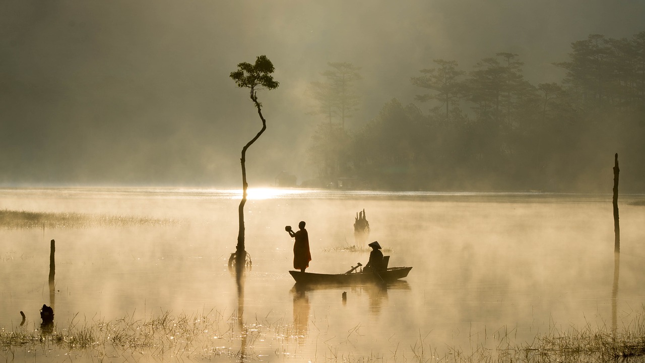 Paesaggio tranquillo di un villaggio immerso nella natura, simbolo di silenzio e serenità.