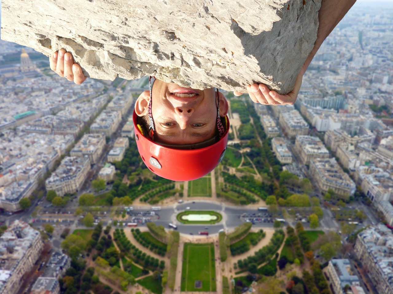 Vista panoramica di un precipizio, con un cielo blu e nuvole, evocando sensazioni di vertigine.