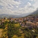 Vista panoramica del villaggio tranquillo immerso nella natura, con case tradizionali e strade silenziose.