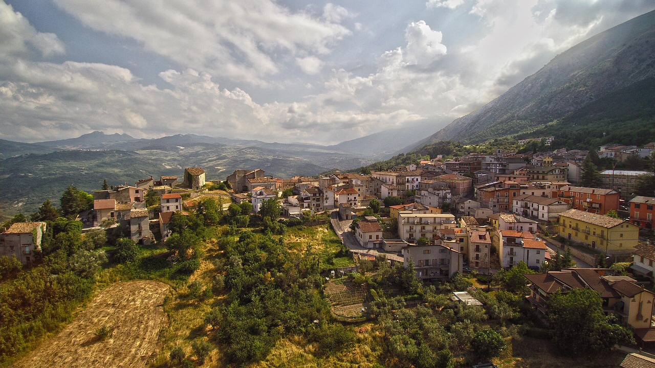 Vista panoramica del villaggio tranquillo immerso nella natura, con case tradizionali e strade silenziose.