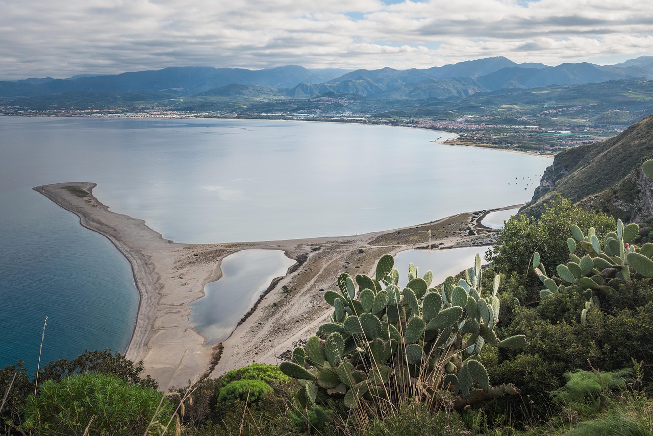 Vista panoramica della piscina di Venere, un'incantevole vasca naturale in Sicilia.