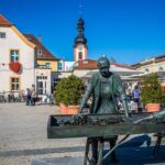 Veduta panoramica del piccolo paese, con stradine pittoresche e edifici colorati, incantevole e accogliente.