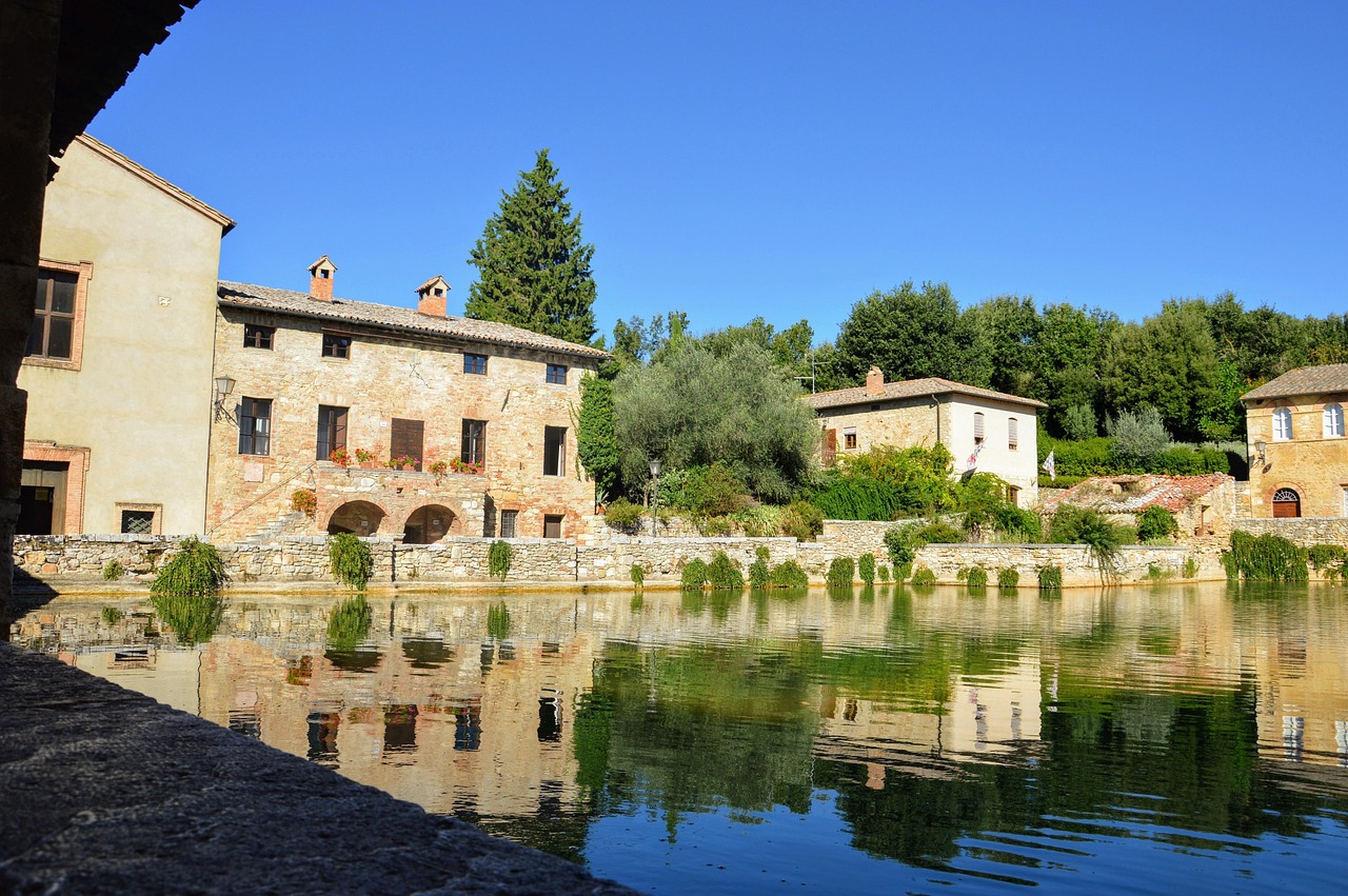 Piscina naturale termale in Toscana, con persone che si rilassano nell'acqua calda circondata da natura.