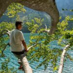 Lago di Barcis con acque turchesi e montagne verdi, un angolo di Norvegia in Italia.