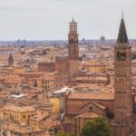 Vista panoramica di Verona, con il balcone di Giulietta e il fiume Adige al tramonto.