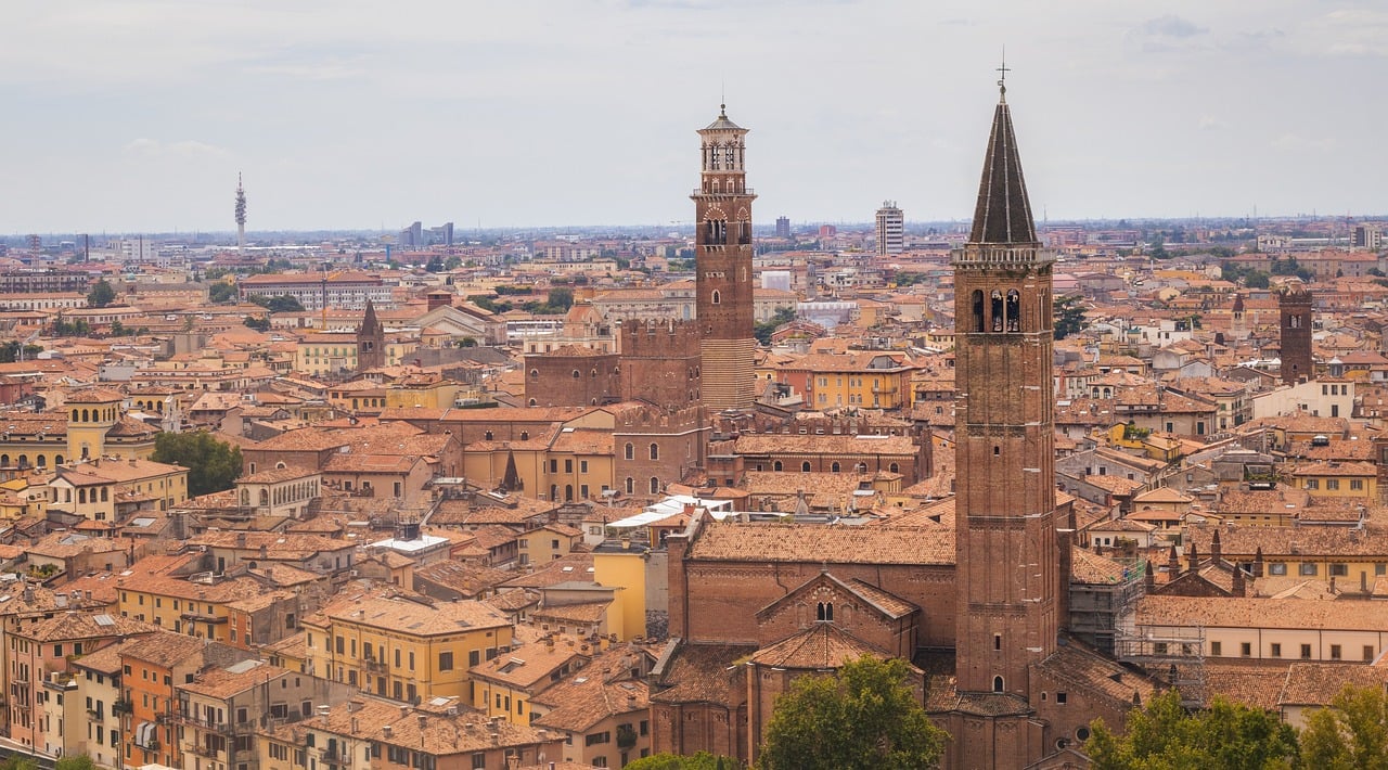 Vista panoramica di Verona, con il balcone di Giulietta e il fiume Adige al tramonto.