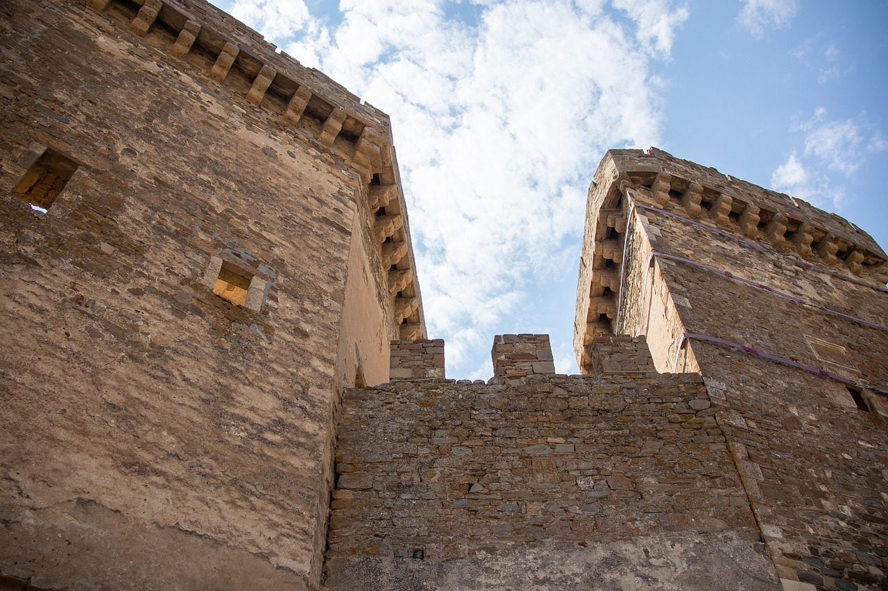Castello di Monteriggioni con le sue mura a corona, iconiche e citate da Dante nella Divina Commedia.