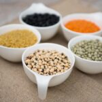 Un piatto di legumi assortiti con spezie, evidenziando la loro consistenza e varietà.