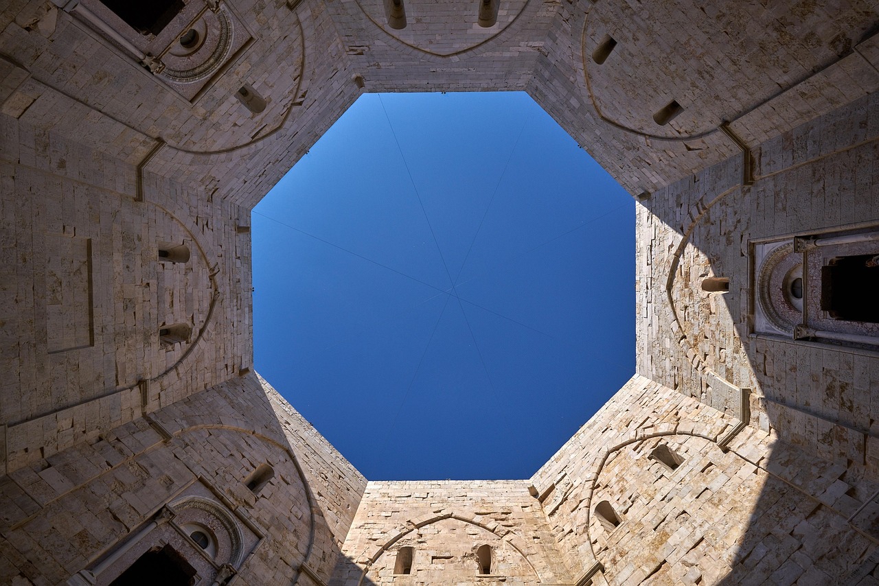 Castello di Castel del Monte con la sua caratteristica forma ottagonale e paesaggio circostante.